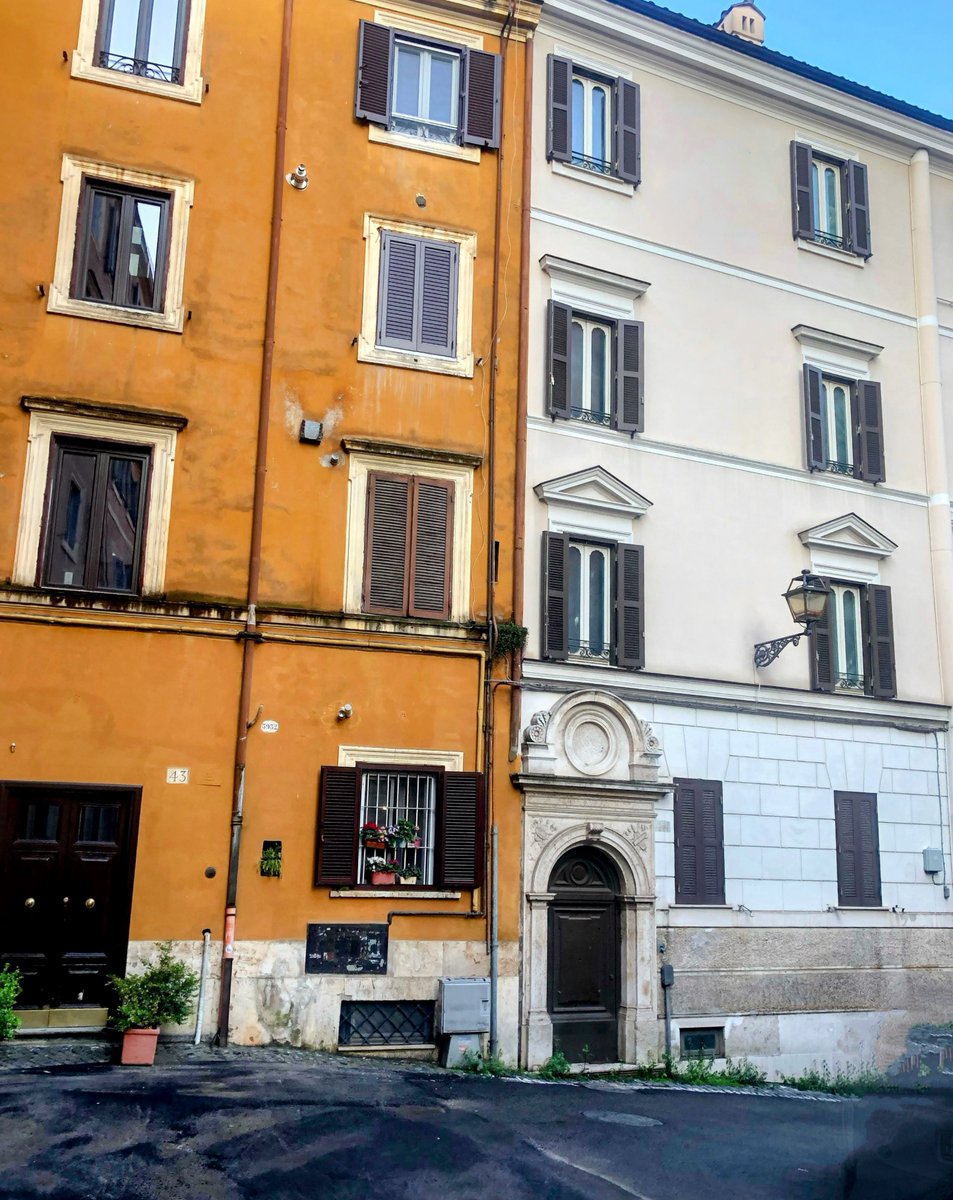 Passeggiate mattutine, strade silenziose e quel portale che mi piace tanto.
Scelgo spesso i miei itinerari per soffermarmi sui dettagli
#Roma Via Sforza