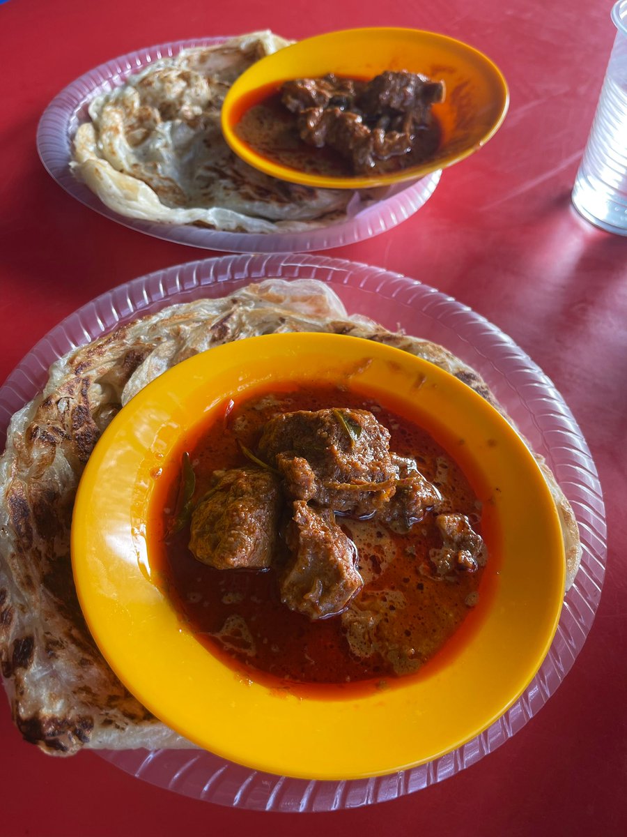 Roti canai paling sur dalam tambun. Orang melayu kita. Roti lembut cicah pulak dengan kambing masak merah 🤤 Nak makan sini kena bersabar sikit ramai dan kena tunggu. 📍Roti Canai KP, Medan Selera Tambun Ipoh Perak.