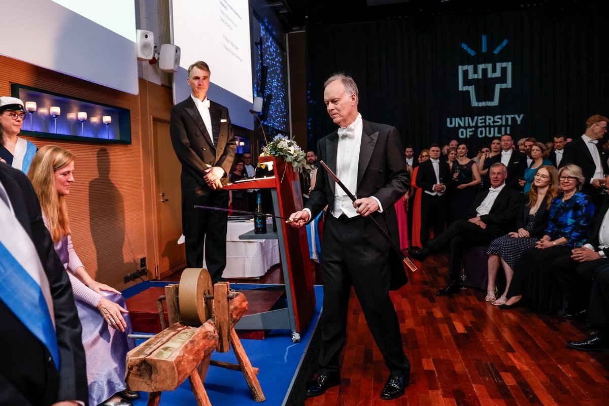 Oulun yliopiston 12. tohtoripromootio alkoi perjantaina miekanhiojaisilla. 🎩⚔️

Miekat hiottiin symbolisesti käsin pyöritettävällä tahkolla. Hiontanesteenä käytettiin kuohuviiniä. 🍾

#UniOulu #UniOuluConferment #promootio #yliopisto
