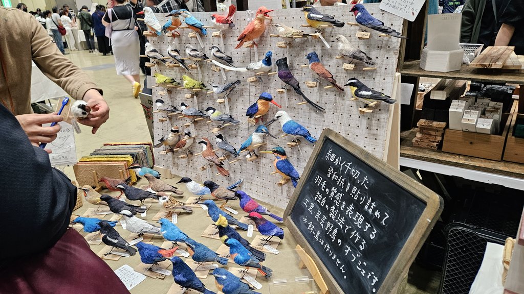 saw this table and just about lost my mind THEY'RE SO BEAUTIFUL AND MADE OF WASHI  🥺🥺🥺  THE CREATOR IS A BIRDWATCHER WHO REALLY LOVES BIRDS .... @/yuntaku16bird