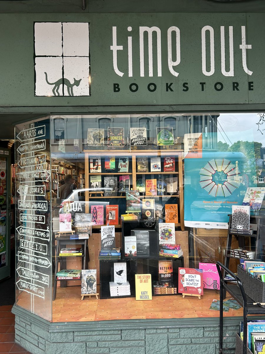 『#コーヒーが冷めないうちに』🇳🇿ツアー
オークランド書店訪問編📚

こちらはNZの年間ベスト書店賞を受賞されたこともあるにTime Out Bookstoreさん🐈‍⬛💐

こちらも急遽の訪問だったので、「店頭にある2冊以外、在庫が全て売れてしまった」と🙏
本好きが集まる素敵な書店さんに伺えて幸せでした😭🤍