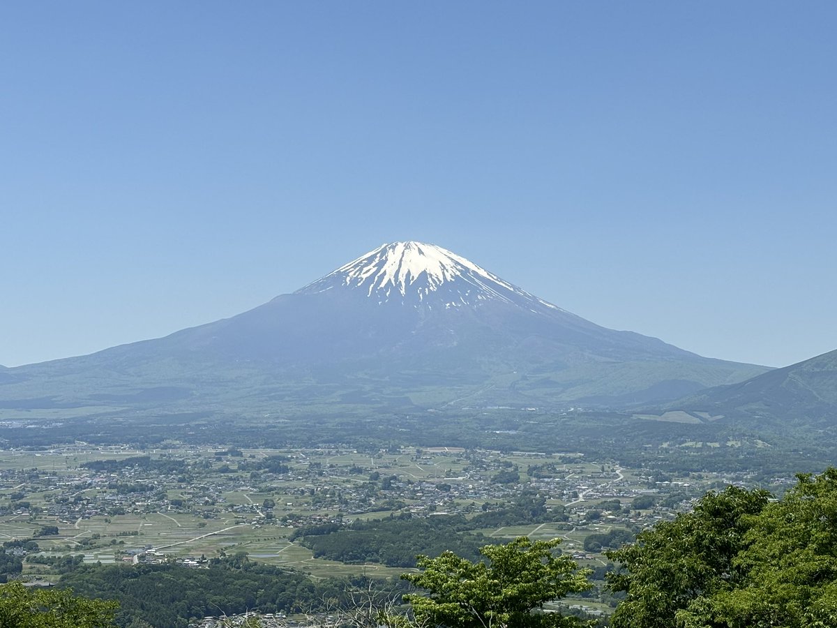 静岡県小山町の「誓いの丘」から見た富士山🗻
うちの地元からは富士山は上半分しか見えないから、全体像を見たい時は静岡県側へ行く。