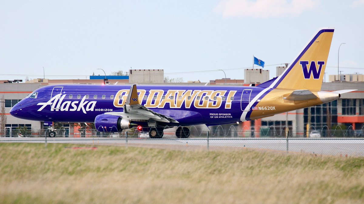 An @AlaskaAir Embraer 175 in their Washington Huskies livery at @FlyYYC this evening!