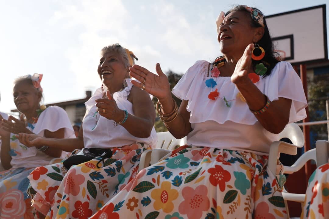 #EnFotos | El Club de abuelas y abuelos de Ciudad Caribia también se presentó en el Festival Mundial Viva Venezuela. 

#VivaVenezuela 
#VenezuelaUnida