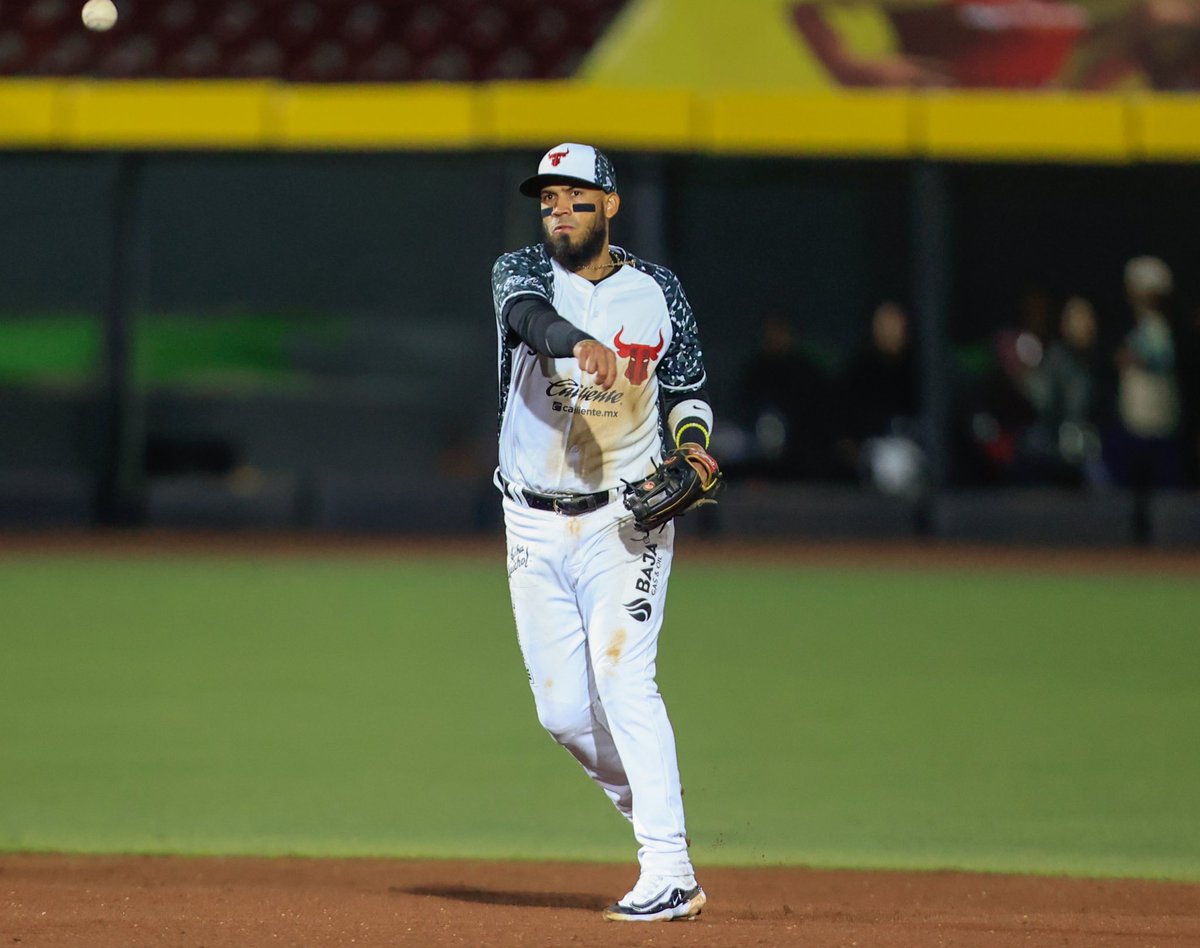 SALE DEL JUEGO 🚨 Gabriel Noriega abandona el primero de la serie en Torreón producto de un choque con Jonathan Villar. Todo indica que sería una molestia en la muñeca derecha. #TorosNews #TorosAquí #LMB