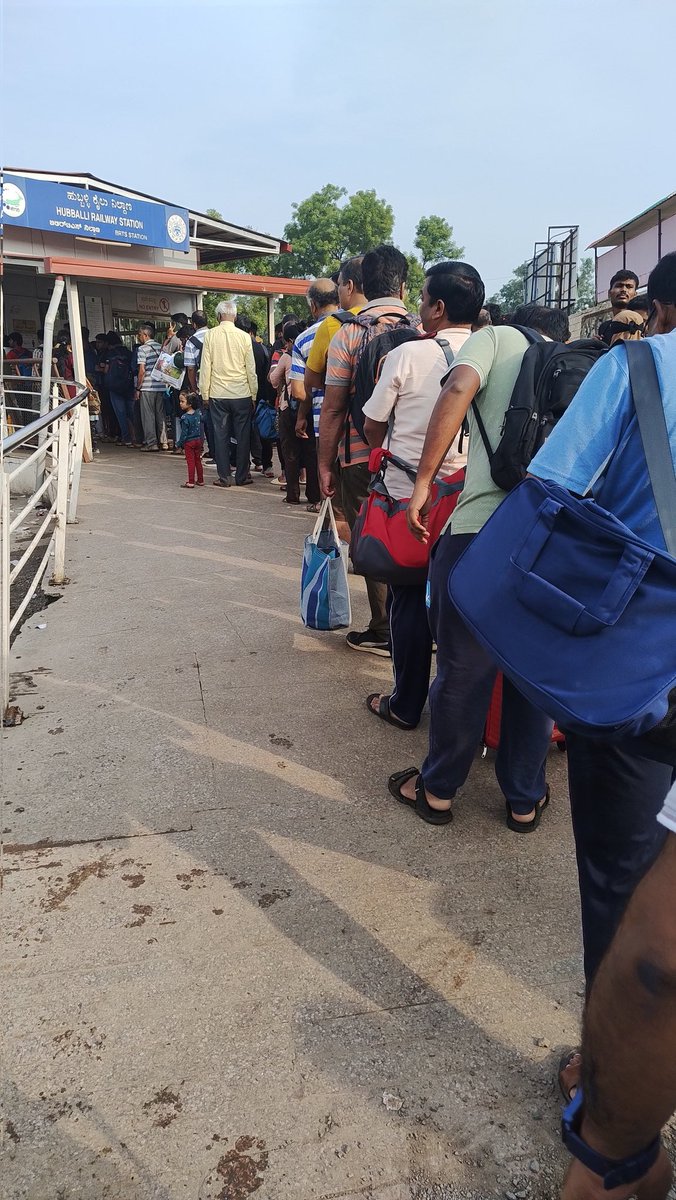 Sir, @hd_brts @nw_krtc please find solution to this problem faced by passengers daily to stand in long queues in Hubballi Railway station. Occasional passengers/tourists won't prefer Smart card. So we need to have QR code/UPI based ATVMs.