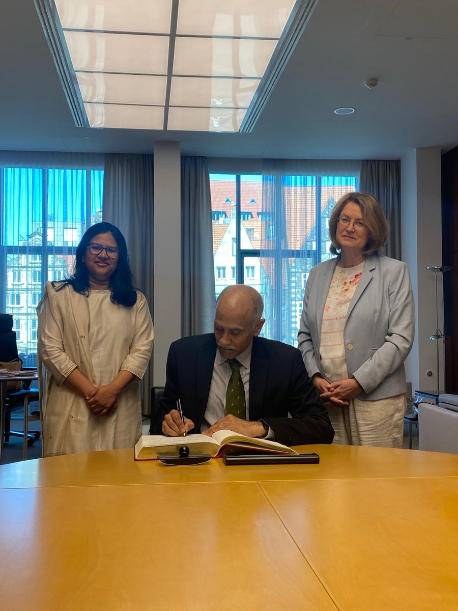 #AmbHarishParvathaneni was warmly welcomed by H.E. Antje Grotheer @a_grotheer, President of the Bremen Parliament. He signed the guest book and discussed means of strengthening ties between legislatures. 🇮🇳 🤝 🇩🇪
@MEAIndia @IndiainHamburg #IndoGermanRelations