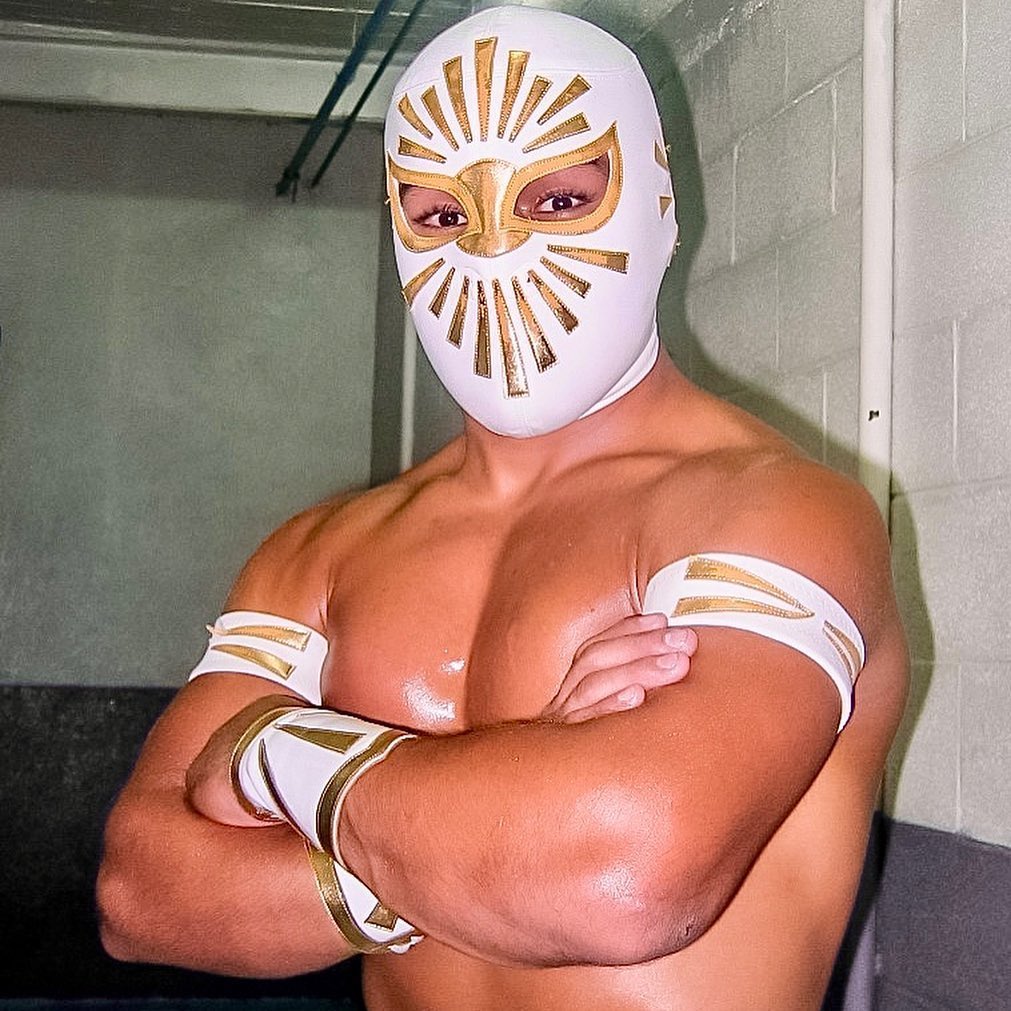 20 años de Místico. La Custodia.

El ornamento litúrgico también conocido como ostensorio es la base del diseño de máscara y colores de Místico.

Un diseño tan profético como sacrílego.