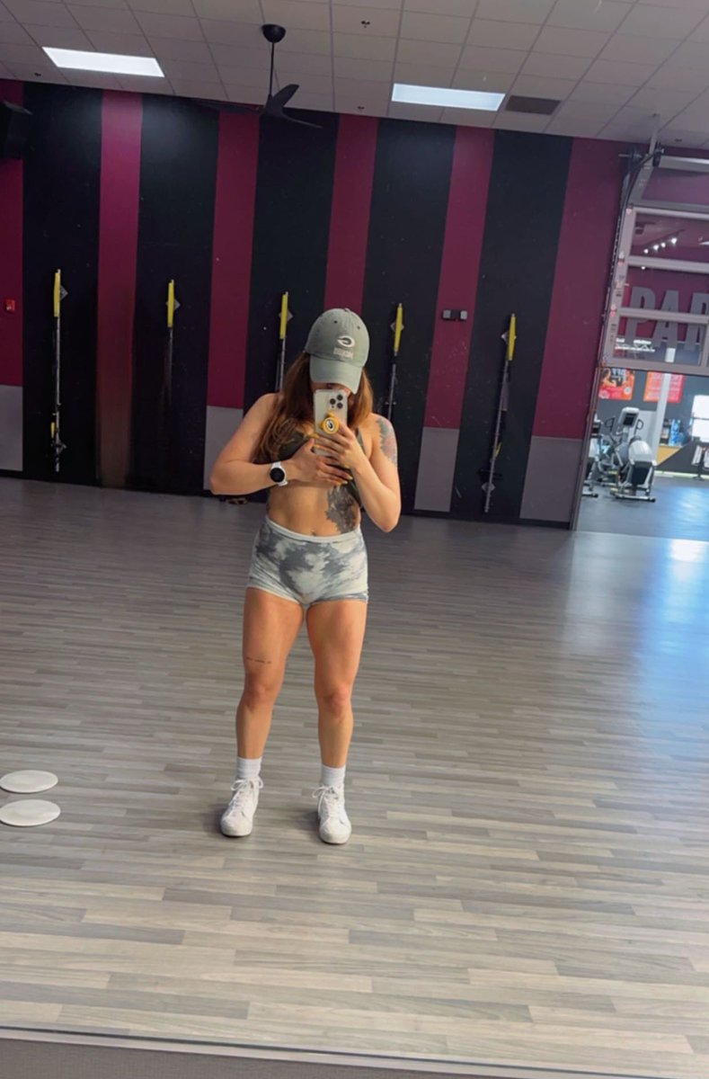 Photoshop dorks are gonna come after me but the wall looks weird because I removed someone from my picture. I’m all for fitness pictures! rememeber that the gym is a vulnerable place, respect peoples privacy! ❤️ I also asked if I could take pictures but would remove them.