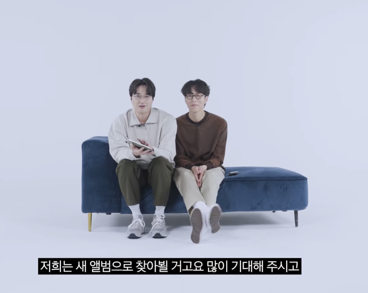 5gucksunwoman's tweet image. 긴 소파를 준 건 널널하게 앉으라는 뜻입니다