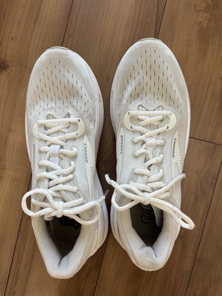 ichiken5050's tweet image. ゴーストマックス　before after

ヨコタネット（正式名称:ズックリーンネット)による自宅の洗濯機ができないものを踏んだため、クリーニング屋さんに依頼（420円）

綺麗になって返ってきました🤍

#GHOSTMAX
#brooks