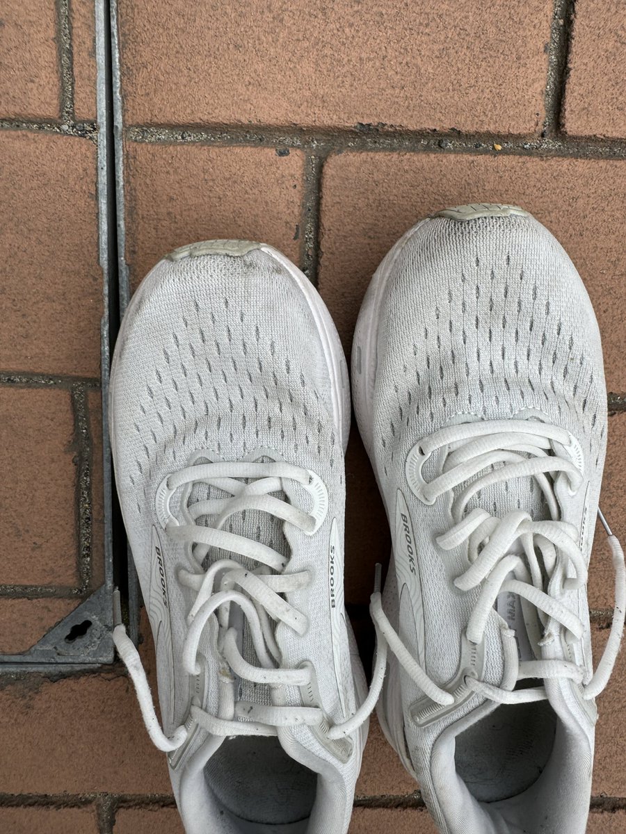 ichiken5050's tweet image. ゴーストマックス　before after

ヨコタネット（正式名称:ズックリーンネット)による自宅の洗濯機ができないものを踏んだため、クリーニング屋さんに依頼（420円）

綺麗になって返ってきました🤍

#GHOSTMAX
#brooks