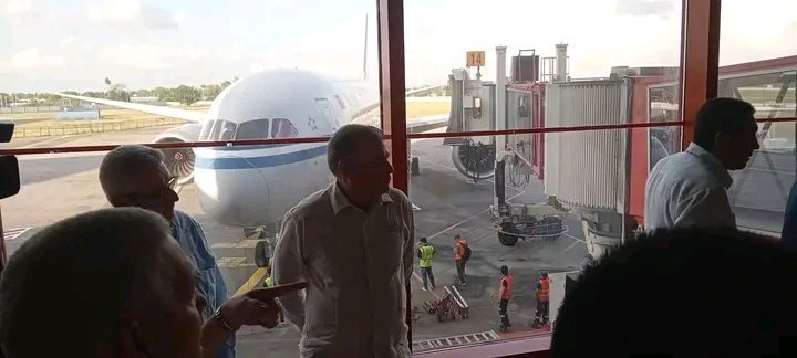 Hoy celebramos el reinicio de las operaciones de @AirChinaNA a #Cuba, con dos frecuencias semanales. Es un momento histórico para las relaciones comerciales entre Cuba🇨🇺 y China🇨🇳; las posibilidades que se abren son ilimitadas, sentando bases para el multidestino.