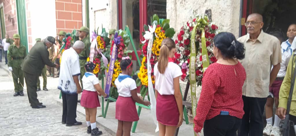 Ofrendas florales del General  de Ejército Raúl Castro Ruz y del  primer Secretario del CCPCC y Presidente de la República Miguel Díaz-Canel Bermúdez, fueron colocadas en la antigua ferretería Isasis, donde hace 134 años, un incendio provocó 39 fallecidos, incluidos 26 bomberos.