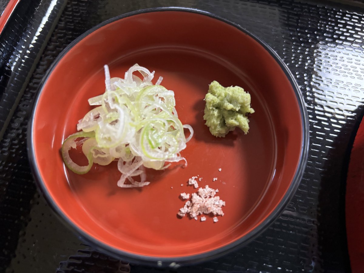 二八でも風味良くて
コシもしっかりあって
細くて綺麗なお蕎麦✨
ちゃんと岩塩も付いてきます😋
#明日葉