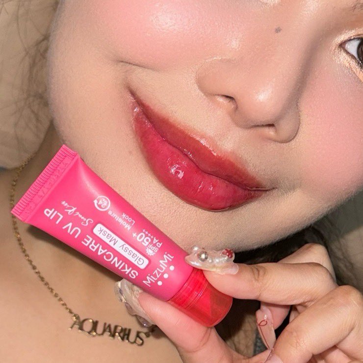 เพิ่งมีโอกาสได้ลอง mizumi skincare uv lip glassy mask ตัวใหม่ ลองแล้วชอบมาก สีชมพูสวยมากหน้าสดก็ยังรอด ตัวนี้ให้ความชุ่มชื้นนาน 24 ชม.เลยนะ เอามาทามาสก์ก่อนนอนตื่นมาปากนุ่มสุดๆ กันแดดได้ด้วย spf 50+ pa++++ เนื้อเค้าเริ่ดมาก เบาสบาย ไม่เหนอะหนะเลย ไอเทมใหม่ติดกระเป๋าขาดไม่ได้เลย