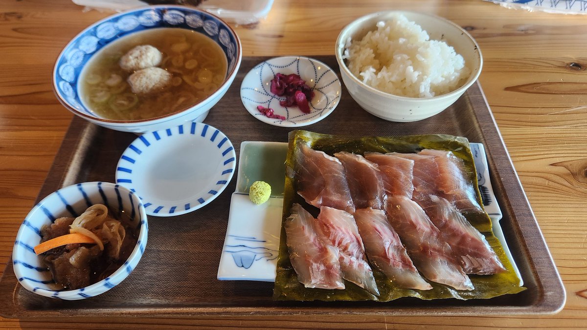 昼は氷見岸壁食堂で昆布刺し定食！