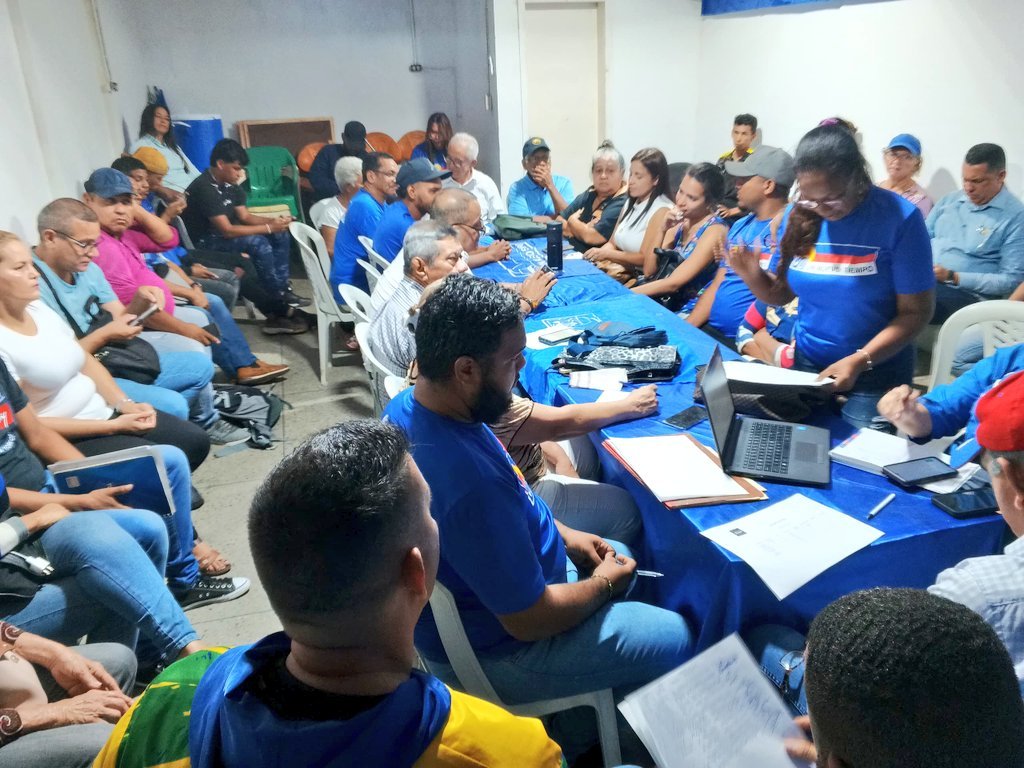 En el estado #Bolívar el concejal por el municipio #Heres, @MiguelAvila_1, llevó a cabo una reunión operativa con la dirigencia y militancia de #UNTBolívar para establecer la ruta de la defensa del voto de cara a los comicios presidenciales del #28Julio. #18Mayo @UNTBol