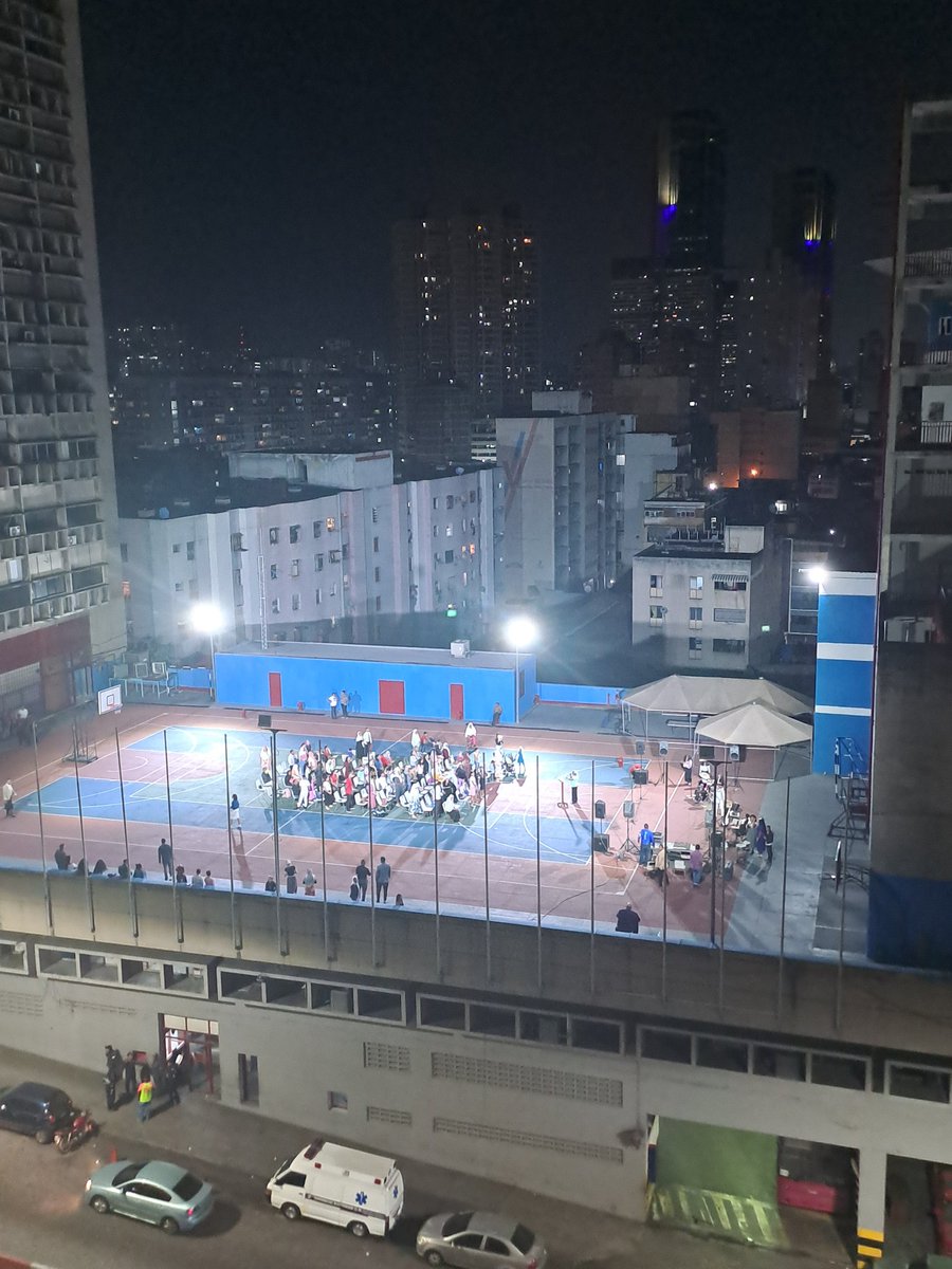aulimar's tweet photo. Esto es una falta de respeto, estas personas tienen su templo, toda los días semana, mañana y tarde en el salón de fiesta de esta  instituación nos tenemos que calar los gritos en alto volumen y hoy viernes 11:30pm también. @BomberosCaracas @gobiernocaracas @Nahumfernandezm https://t.co/kSns9M7Jnw