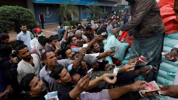 پاکستان میں تعلیم یافتہ بیروزگاری خطرناک حد تک پہنچ گئی، جو ملک کے نوجوانوں کے لیے اہم چیلنجز کا باعث بن رہی ہے

 • پاکستان کو گریجویٹ بے روزگاری کے سنگین مسئلے کا سامنا ہے، جہاں 31% سے زیادہ تعلیم یافتہ نوجوان بے روزگار ہیں، اور خواتین کی تعداد کل بے روزگار آبادی کا 51% ہے۔