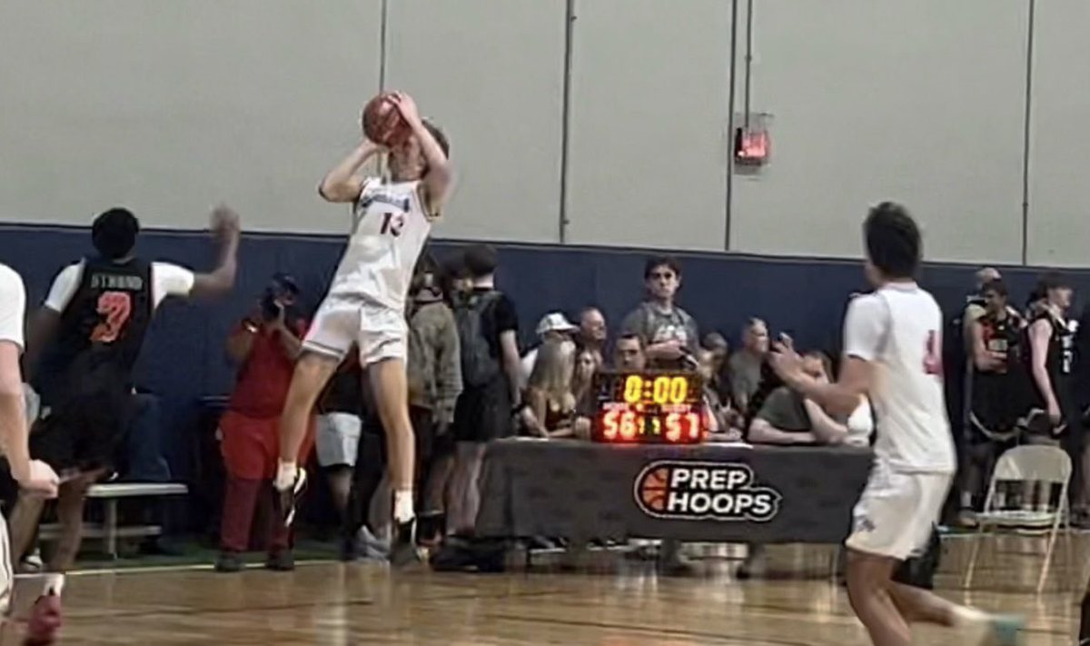 1 Dream, who was up by 1…lost to the Minnesota Heat on this shot in the @PrepHoops Live event in Romeoville. Come on reffs…yall gotta do better.