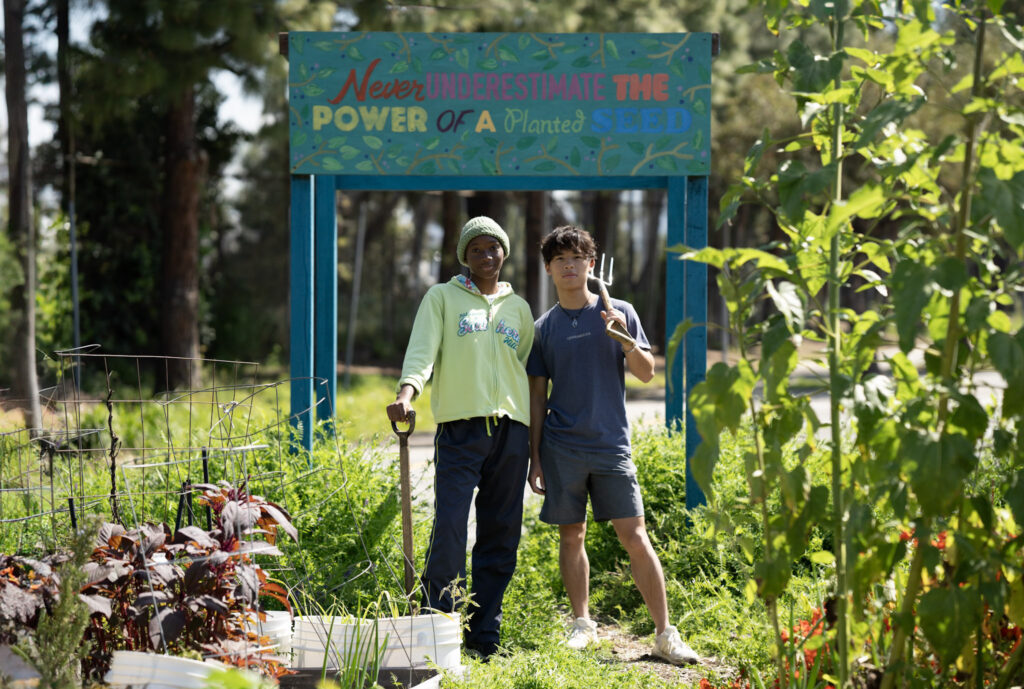 Environmental studies majors Muna Obiefule and Jack Chen interned with the Garden School Foundation, helping Title 1 elementary school kids learn to grow, harvest and cook their own food. dornsife-wrigley.usc.edu/news/environme…