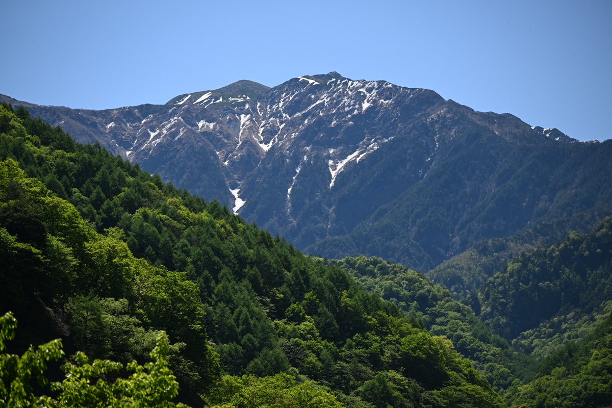 山も眺めてます
1枚目、右の尖ってるのが甲斐駒ヶ岳（東駒）
2枚目、奥に見えるのは中央アルプスの山々
3枚目、女性的といわれる仙丈ヶ岳