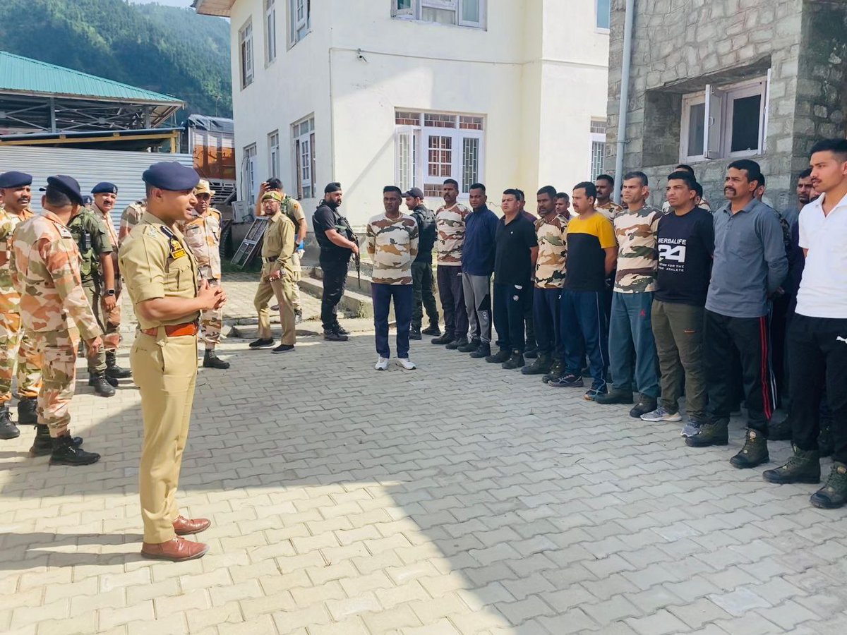 Senior Superintendent of Police Baramulla Shri Amod Ashok Nagpure-IPS alongwith other officers visited the CAPF companies at various locations in the district, interacted with officers and briefed jawans reagrding their duties. @BaramullaPolice
