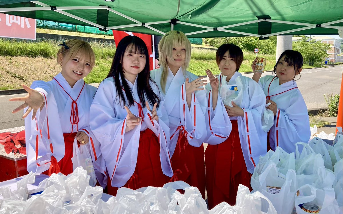 06tamo06's tweet photo. POEM午前の部のおでん缶配布イベ終了。
会場で知り合った #katoh さんと仲良くなって、んならTシャツガチャしてみるべとやったら同じ柄😅
ウケたので2S(笑)
katohさんからの貰い画のPOEM巫女さんvr.
katohさん、いろいろありがとう☺️
#POEMも推してるおでん缶
#withdrink
あっ、中の人お話楽しかった😊 https://t.co/bNbAb86Wzd