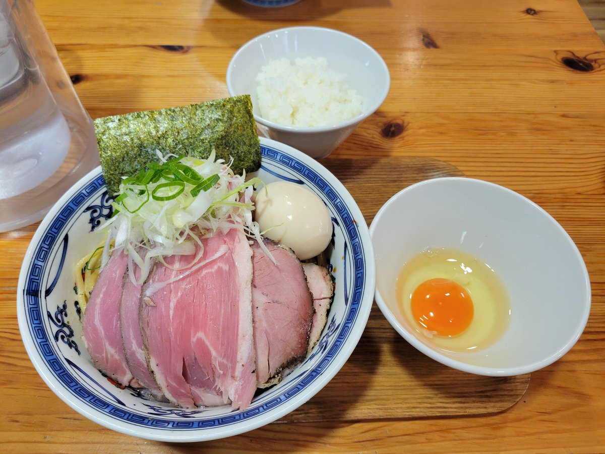 アメノオトの昔ながらの油そば+チャーシュー増し+生卵+半ライス🍜 くまさんの限定麺。 個人的に生卵とライスは必須です😏 今回は追加でチャーシューも。 うん、優勝です👍️ シンプルで美味しい一杯😋 美味しかったです!ご馳走さまです☺️ #アメノオト #ラーメン