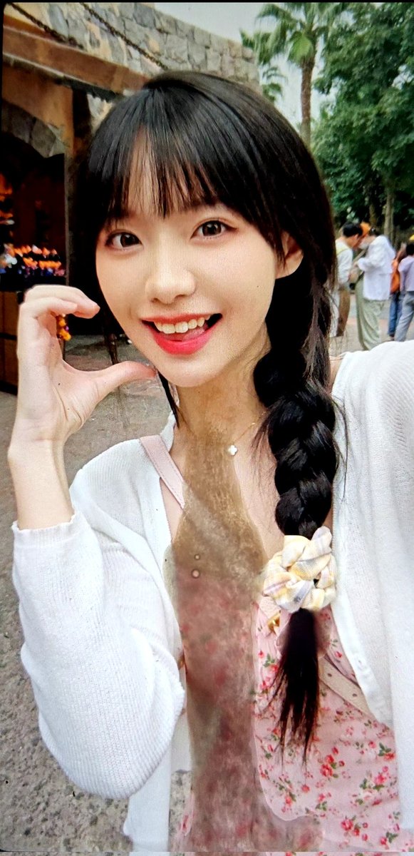 #射屏 #意淫 #真栗 #真栗栗
上次说好要射栗栗妹的，结果好像忘记准备图了，就发一张吧，感觉llm是那种懂得又多又会玩的类型，小小的一只也很适合抱起来操作，玩到差不多了就用她的嫩嘴收尾，唱歌的主播音道肯定很不错。