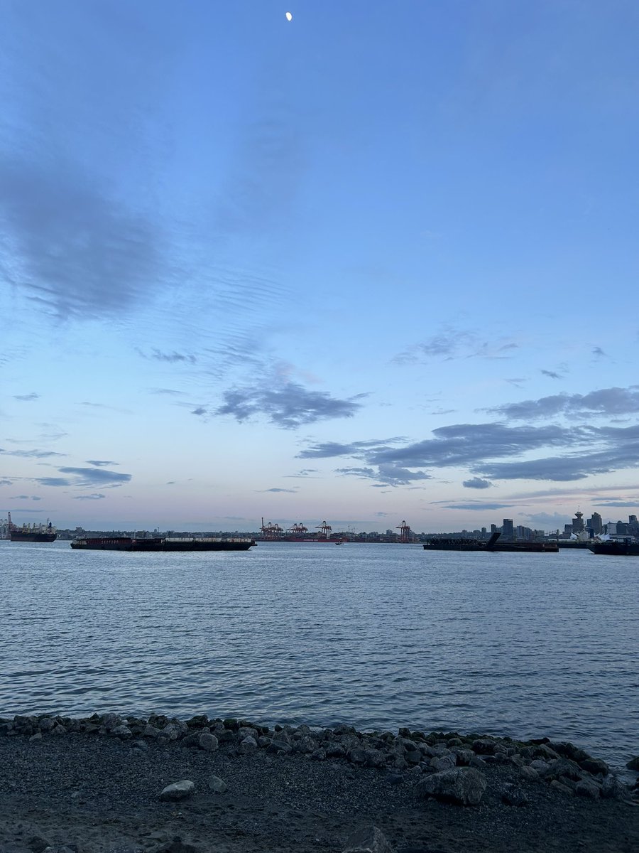It’s true — water restores us. I came here tonight because I was drained. The #burrardinlet revitalized my energy. I was born and raised here but the beauty of our city never ceases to amaze me… #northvancouver #harboursideseawall #vancouverskyline