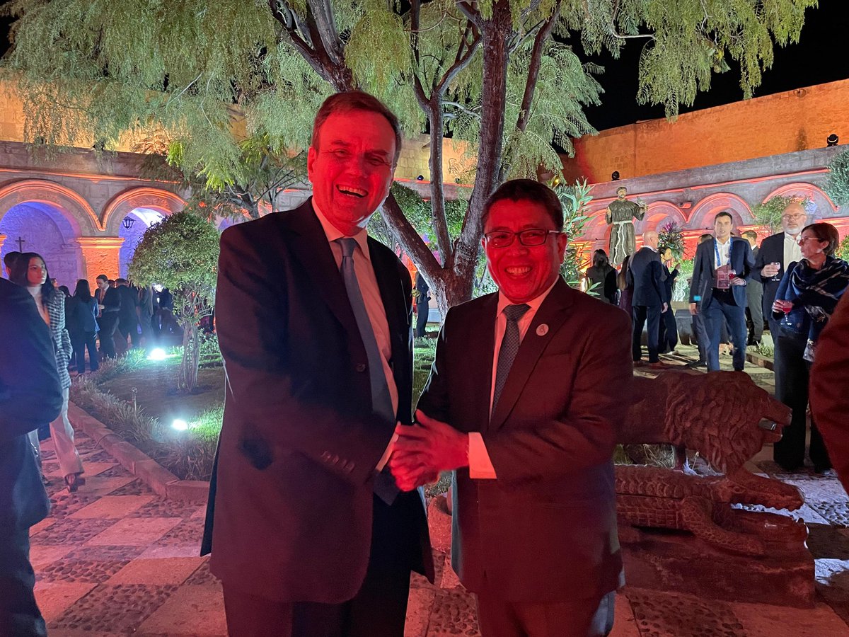 Tuvimos un excelente primer día junto al ministro @GregHands. Reuniones productivas en @MEF_Peru, @CancilleriaPeru y líderes de opinión del sector privado. Ahora en Arequipa para conversar con miembros de #APEC. Seguimos impulsando nuestra colaboración comercial. 🇬🇧🤝🇵🇪