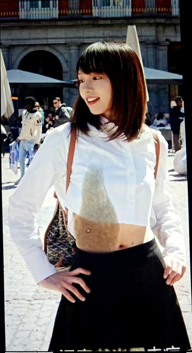 #射屏 #意淫 #青书 #汉青书半霍去病
雪滢真不愧是白月光，所有白色的衣服都能加攻速，白色的旗袍完美的显露出身材，天气越热越能看出奶子的实力，纤细的腰身和挺翘的肥臀让人欲罢不能 。白衬衫和小黑裙的组合让人第一眼就注意到交界处的肚脐，向上握住双乳，向下掀起短裙，我将带头冲锋，注入浓精。