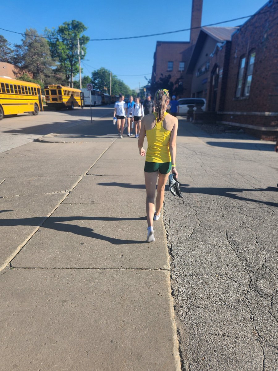 What a run 4 senior Erinn Varga. She came in seeded 23rd &amp; gets 7th place in a seasons best time of 1:06.21, scores 2 points for the team, &amp; medals. 
This is a well-deserved walk back to camp 4 this senior, with hugs from her parents, teammates, friends, and coaches along the way