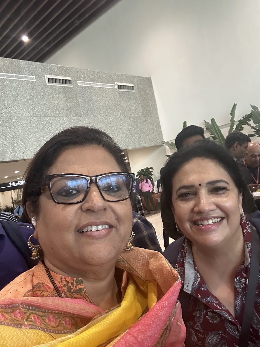 Airport meetings on campaign trail!! ⁦@smitaprakash⁩ & yours truly at the new terminal 3 Lucknow airport. #AmethiDiaries