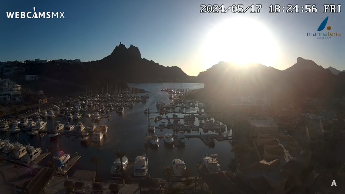 Puesta de Sol en #SanCarlos, #Sonora.
Vista hacia el #Tetakawi y la Marina desde el Hotel @marinaterra_sc.
webcamsdemexico.com/webcam/san-car…