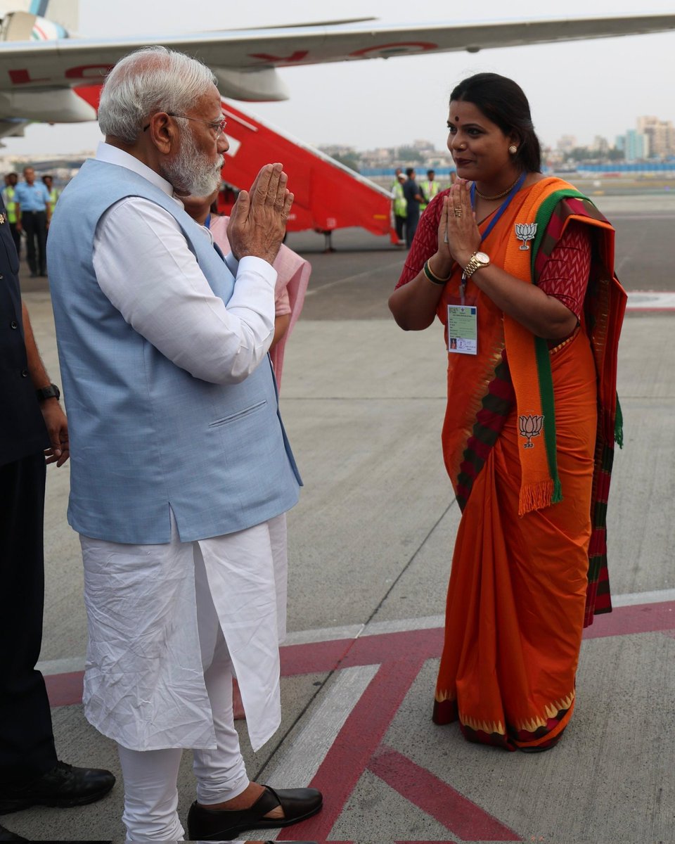 अखिल जगात आपल्या कर्तबगारीने प्रसिद्ध असलेले तसेच 500 वर्षानी प्रभ्रु श्री रामचंद्राना स्वगृही आणणारे ,अखिल देशवासीयांचे स्वप्न साकार करणारे असे आपल्या भारताचे सन्माननीय पंतप्रधान श्री नरेंद्रभाई मोदी साहेब यांची अविस्मरणीय भेट...
माझा आयुष्यातील सर्वांत मोठा आनंदाचा क्षण..