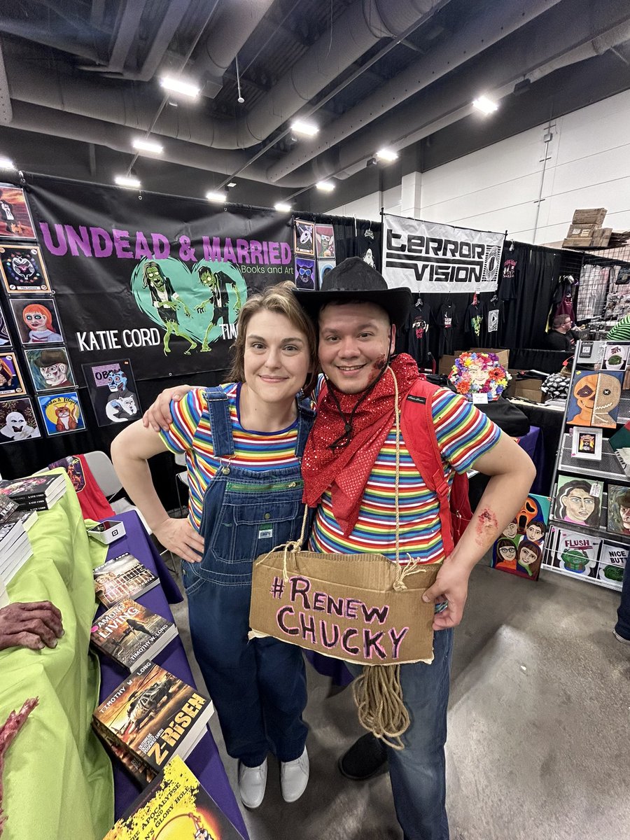 edgargein's tweet photo. Supporting my LOVE for Chucky all weekend!!!!!! #RenewChucky !!!!!!! 
@ #texasfrightmareweekend #Frightmare #FrightmareWeekend 

Omg!!!  @RealDonMancini @ChuckyIsReal @JenniferTilly #Chucky #ChuckySeason4 https://t.co/g9wDhYOt2D
