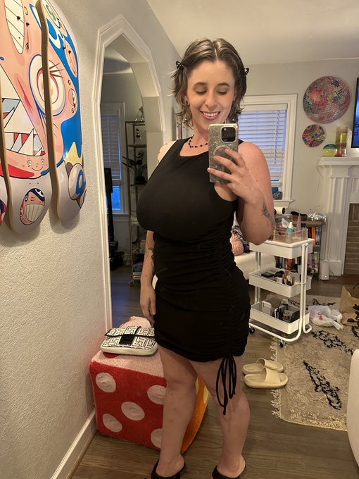 I dressed cute tonight for fun dinner with friends &hearts;️ https://t.co/2ba9dGNmB7