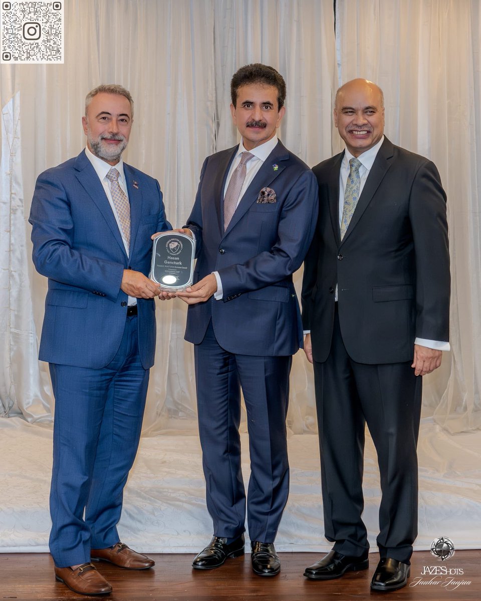 Delighted to present Australia Pakistan Chamber of Commerce, Trade & Industry award to @HasanGencturk3 ,World Turkish Business Council Australia President & MUSIAD Sydney President. Pakistani & Turkish Diasporas in Australia work closely to promote trade, investment & harmony