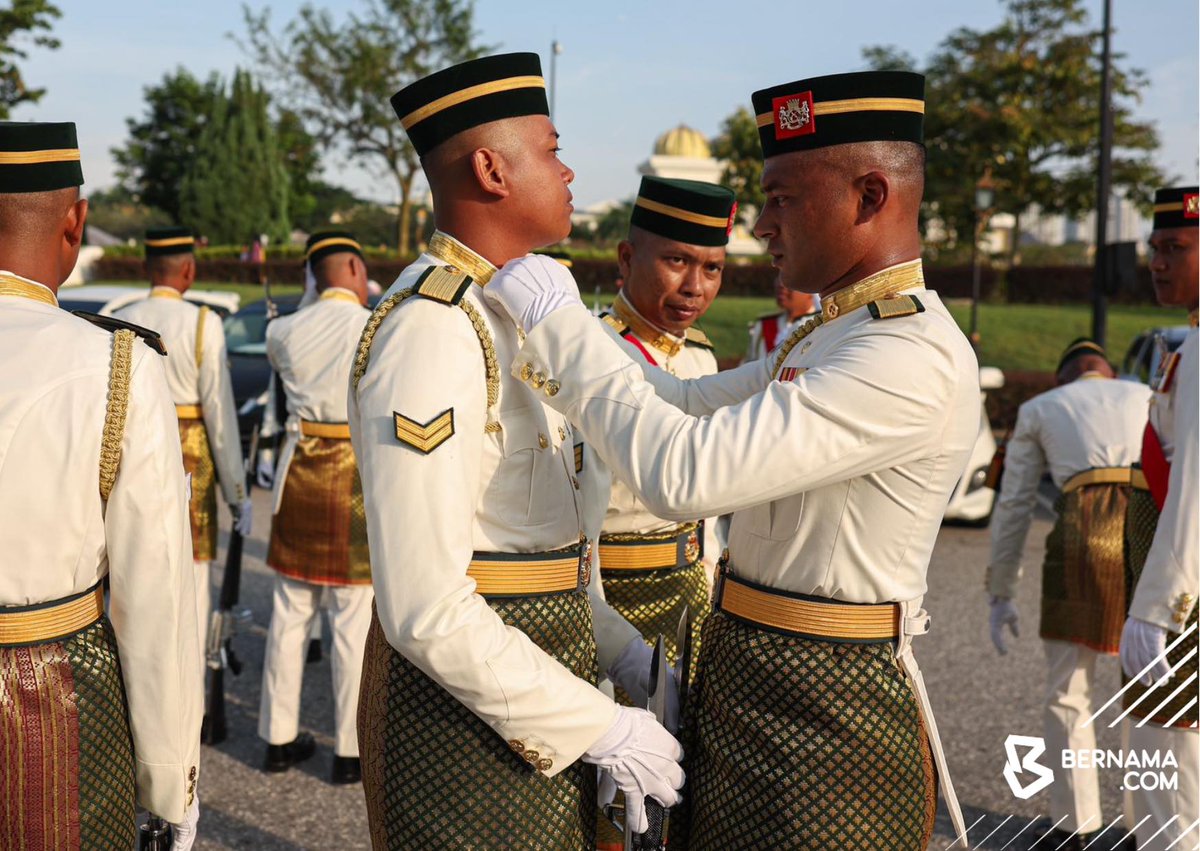 #KualaLumpur Seramai 14 pegawai dan 185 anggota daripada Batalion Pertama Rejimen Askar Melayu Diraja dan Skuadron Istiadat Berkuda Angkatan Tentera Malaysia melakukan persiapan bagi Istiadat Pertukaran Pengawal Istana Negara yang berlangsung di perkarangan Pintu 1, Istana Negara