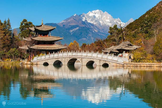This majestic scene is from the ancient town of LiJiang in Yunnan, China. Along with the 5000 m tall 'Jade Dragon Snow Mountain' it is an important tourist site but not as famous as other places in #China. @odysseuslahori @GeographyNow #travel #lijiang #yulongxueshan