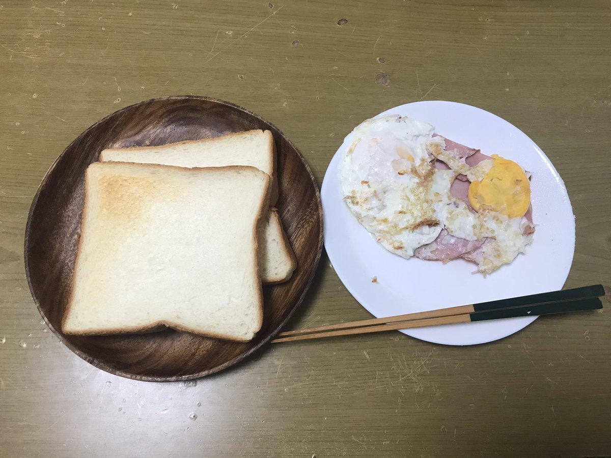 今日のパッ取り飯。

パンと目玉焼き。

少し目玉がうまくできませんでした。

#おうちごはん
#昼ご飯