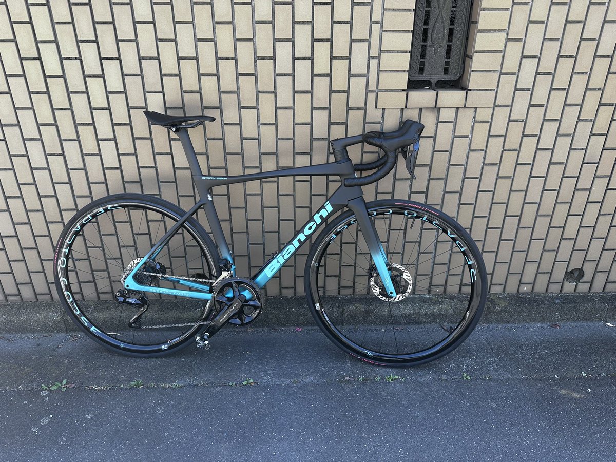 My new gear. 

だったらいいなぁ

異次元の乗りやすさ。
宝くじ当たったら買おう。
#bianchi
#specialissima