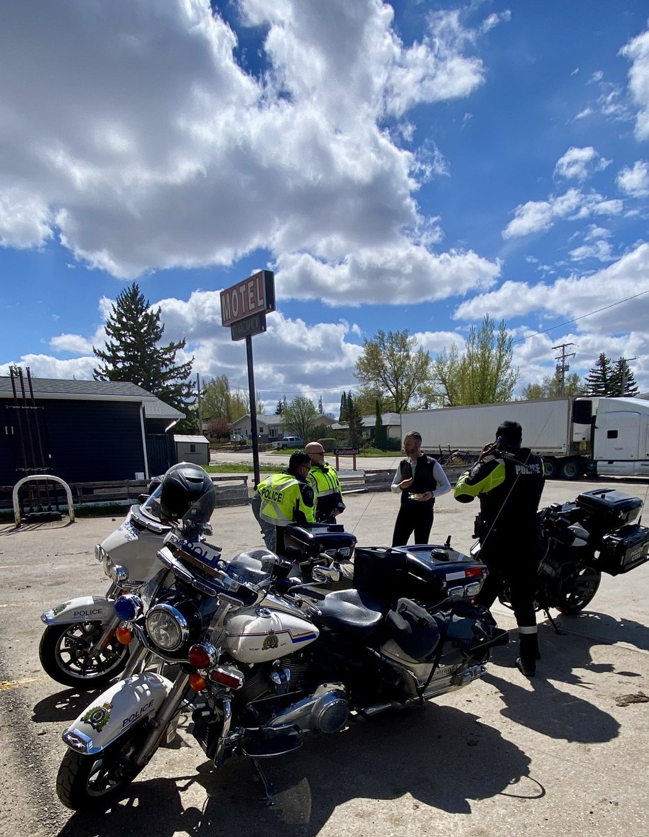 SgtCampbellVPD's tweet photo. Day 12 Cross Canada. Youngstown AB to Rosetown Sask. lots of great support from local RCMP traffic and Regina Police service ππ @CopsForCancer
@VPD
@cancersociety
@grcrcmppolice
@VancouverPD
@copsforcancercanada
@bikingacrosscanada
#campgoodtimes
#CrocsAcrossCanada
@cervelo https://t.co/bhOxisV34l