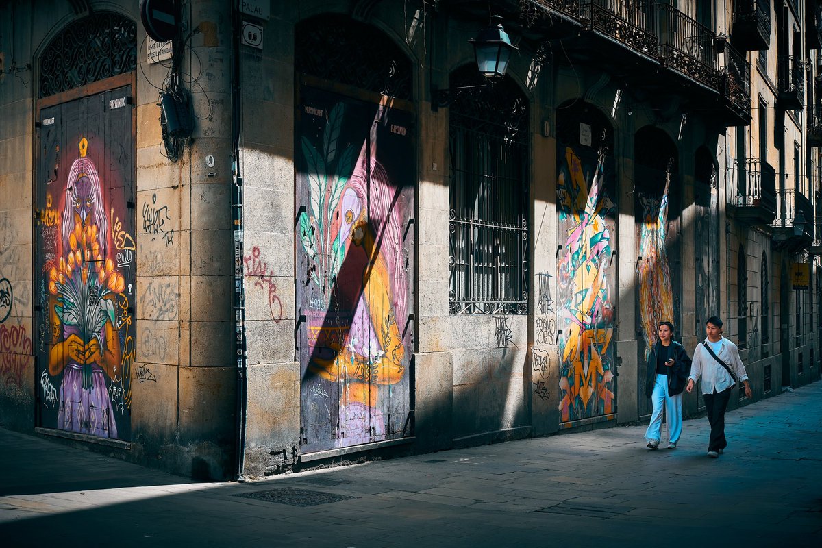 Eye-catching corner 📸 Fujifilm X-T4 📷 Fujinon XF 35mm F2 R WR ⚙️ ISO 160 - f/8.0 - Shutter 1/320 📍 Carrer dels Templers - Carrer del Palau, Barri Gòtic, Ciutat Vella, Barcelona #StreetPhotography #photography