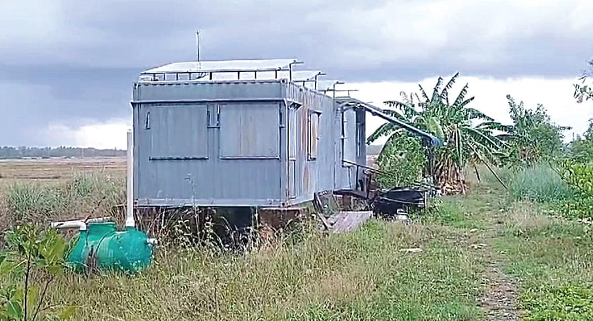 KovaiNithya's tweet image. Youtube தான் அவரோட மெயின் தொழிலா இல்ல..வேற ஏதும் பண்றாரா...சொந்தமா இடம், அந்த இடத்துல ஒரு கண்டெய்னர் என்னையா நடக்குது..?? 

திருவாரூர் மாவட்டம் கூத்தாநல்லூர் அருகே யூடியூபர் பெலிக்ஸ் ஜெரால்டுக்கு சொந்தமான இடத்தில் உள்ள கன்டெய்னர் காட்டேஜ்களில் போலீசார் சோதனை..!! 
#Felixgerald…