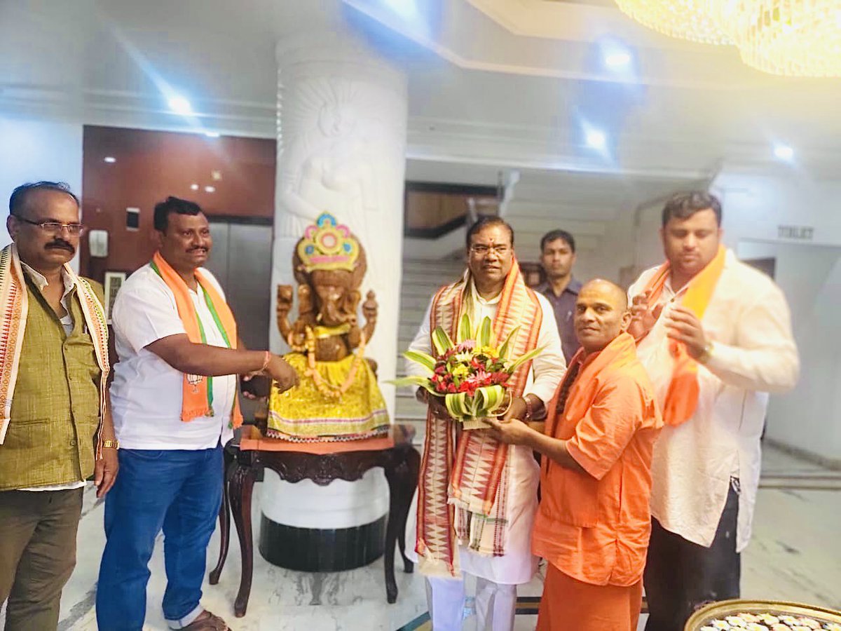 अपने जन्मदिवस के अवसर पर क्योंझर में बलदेव मंदिर में भगवान के दर्शन कर दिन की शुरुआत कि।