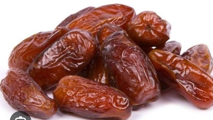 Dates（デーツ）は、デーツヤシの木から採れる果物で、主に中東や北アフリカで栽培されていますが、世界中の他の熱帯地域でも栽培されています。 彼らは丸みを帯びた形をしており、しわがよった茶色の皮と甘くてキャラメルのような味が特徴です。